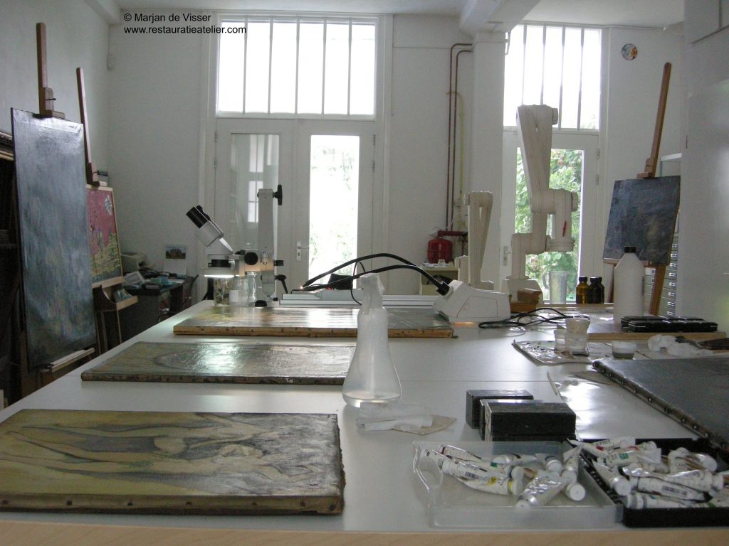 schilderijenrestauratie in het atelier te Den Haag